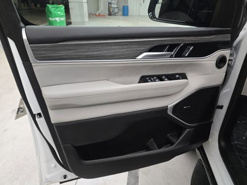 Used 2024 Jeep Wagoneer Series II w/ Flexible Seating Group image 14