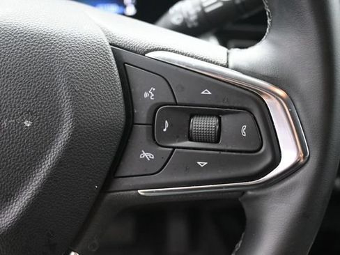 Used 2025 Chevrolet Trax LT w/ LT Convenience Package FWD image 19