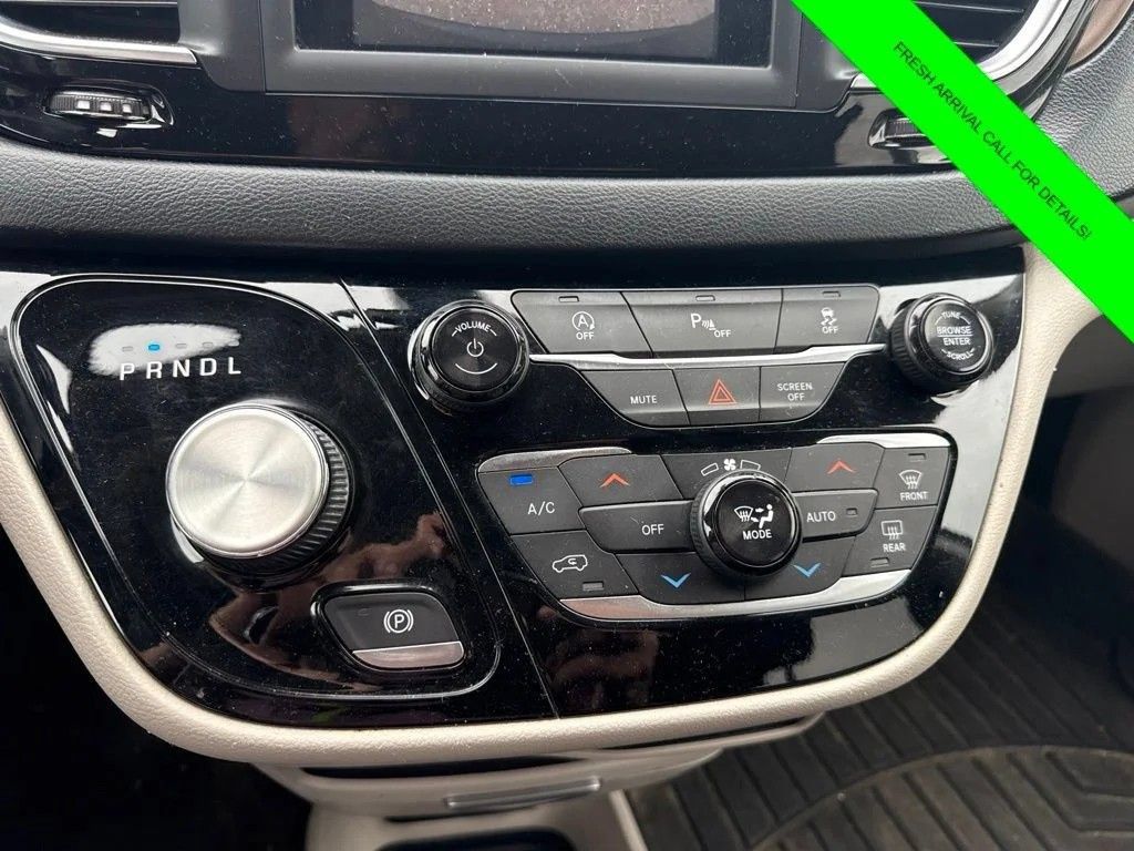 Used 2019 Chrysler Pacifica Touring-L FWD image 24