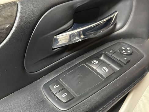 Used 2015 Dodge Grand Caravan American Value Package w/ UConnect Hands-Free Group FWD image 19