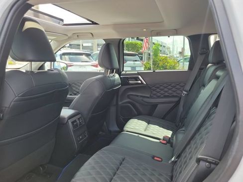 Used 2023 Mitsubishi Outlander 4WD Plug-In Hybrid image 12