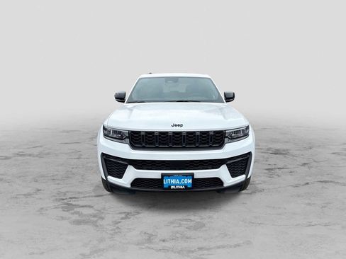 New 2026 Jeep Grand Cherokee Altitude image 3