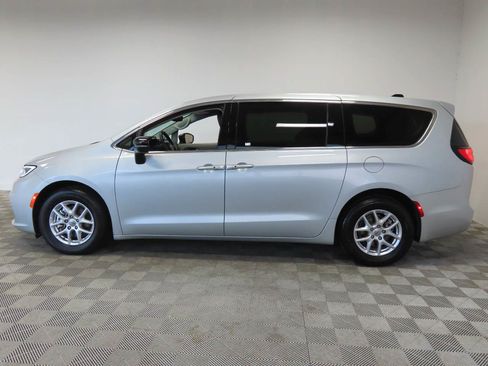 Used 2024 Chrysler Pacifica Touring-L FWD image 5