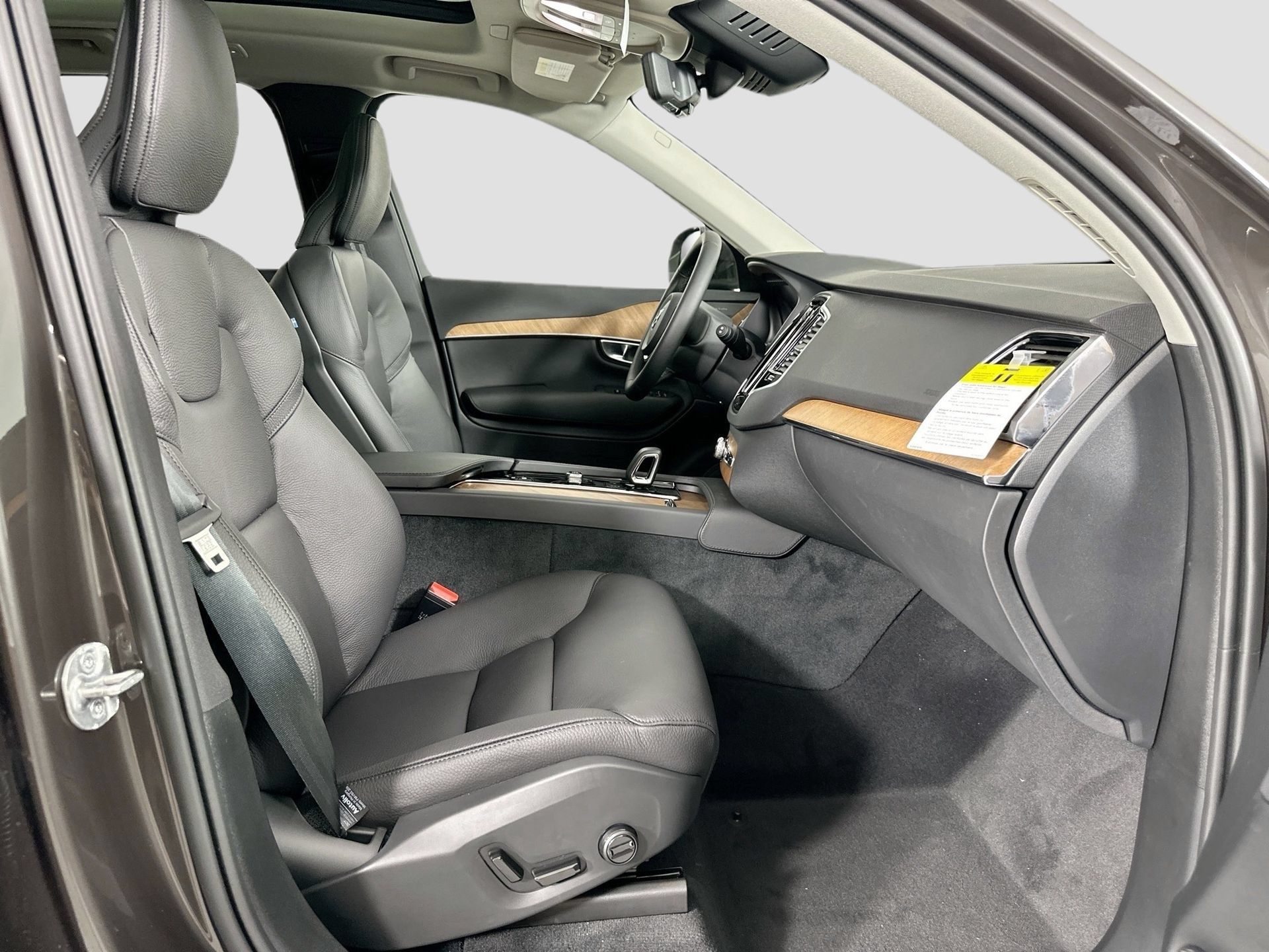 Certified 2025 Volvo XC90 T8 Plus w/ Protection Package Premier AWD/4WD image 17