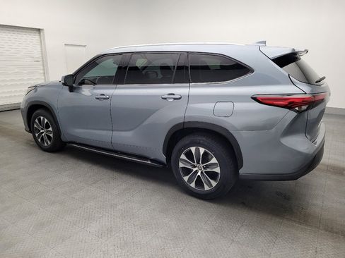 Used 2022 Toyota Highlander XLE image 3