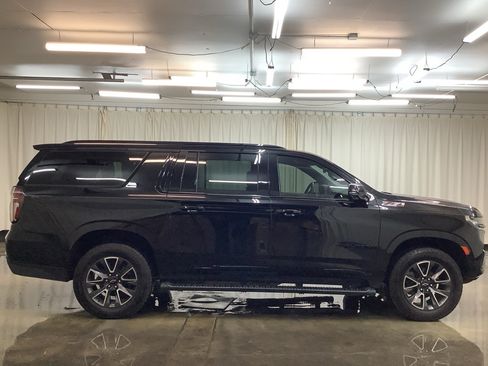 Used 2022 Chevrolet Suburban Z71 w/ Luxury Package AWD/4WD image 4