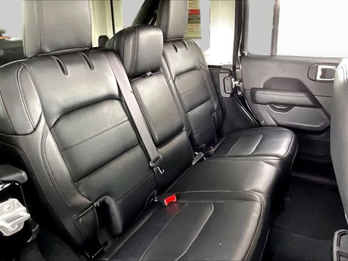 Used 2022 Jeep Wrangler Unlimited Sahara AWD/4WD image 19