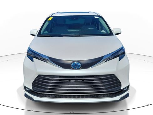 Used 2025 Toyota Sienna XLE FWD image 2