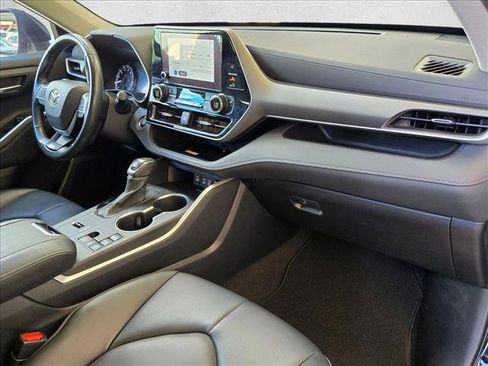 Used 2023 Toyota Highlander XLE FWD image 20