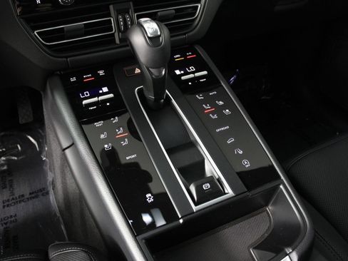 Certified 2026 Porsche Macan AWD/4WD image 18