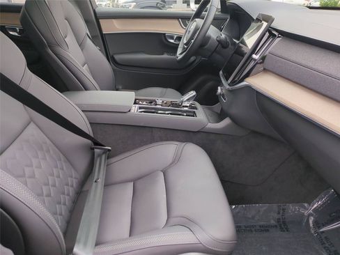 Certified 2025 Volvo XC90 B6 Plus AWD/4WD image 21