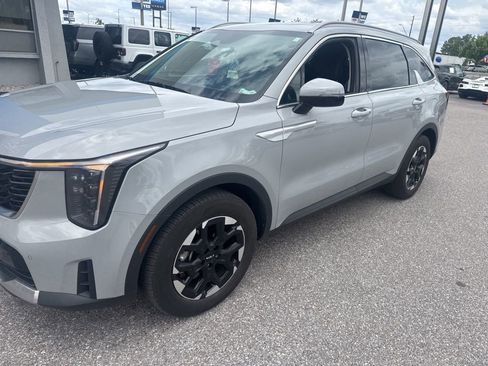 Used 2024 Kia Sorento S FWD image 8