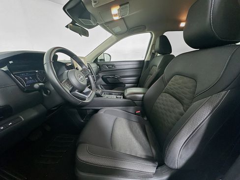 Used 2025 Nissan Pathfinder SV image 11