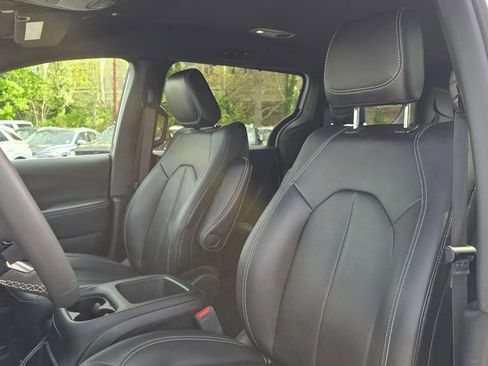 Used 2025 Chrysler Pacifica Select FWD image 22