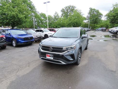 Used 2022 Volkswagen Taos SE AWD/4WD image 1