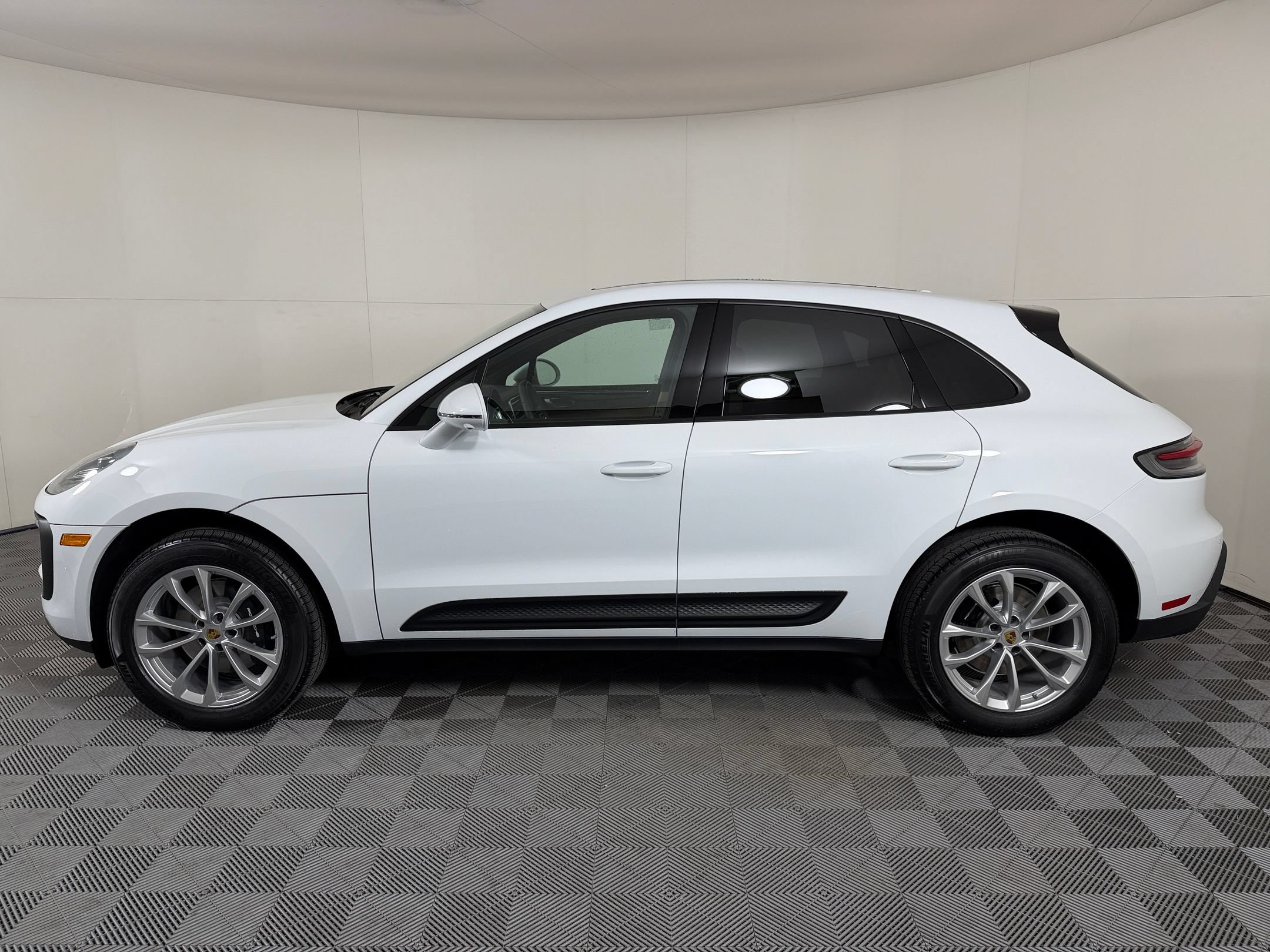 Used 2026 Porsche Macan AWD/4WD image 2