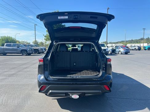 Used 2022 Toyota Highlander XLE AWD/4WD image 11