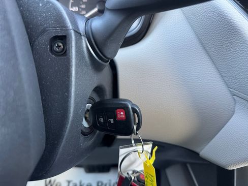 Used 2023 Toyota Corolla Cross L image 5