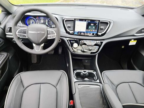 New 2026 Chrysler Pacifica Limited FWD image 12