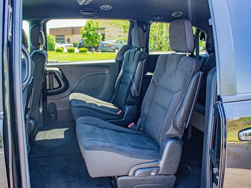 Used 2019 Dodge Grand Caravan SE FWD image 14