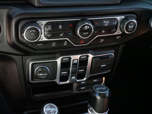 Used 2020 Jeep Wrangler Unlimited Sahara AWD/4WD image 23