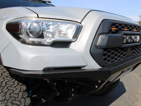Used 2018 Toyota Tacoma TRD Off-Road w/ Technology Package AWD/4WD image 5