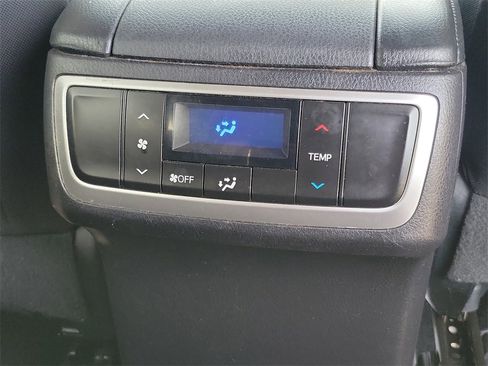 Used 2017 Toyota Highlander LE image 19