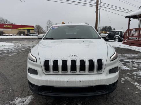 Used 2018 Jeep Cherokee Latitude Plus w/ Comfort/Convenience Group image 2