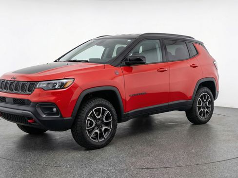 Used 2025 Jeep Compass Trailhawk AWD/4WD image 3