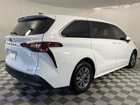 Used 2022 Toyota Sienna LE FWD image 6