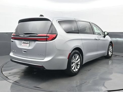 Used 2026 Chrysler Pacifica Limited FWD image 21