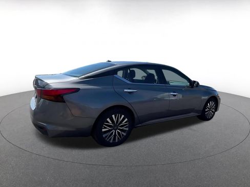 Used 2025 Nissan Altima 2.5 SV FWD image 12
