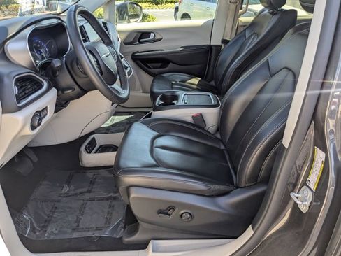 Used 2023 Chrysler Pacifica Touring-L FWD image 14