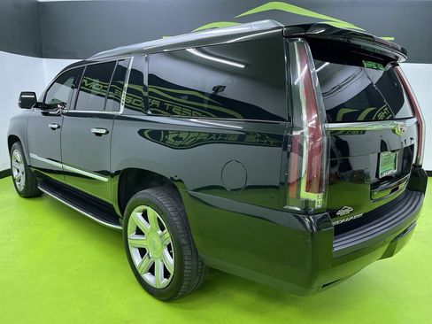 Used 2017 Cadillac Escalade ESV Premium Luxury AWD/4WD image 7