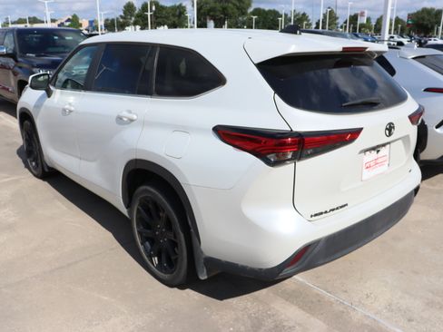 Used 2023 Toyota Highlander LE FWD image 5