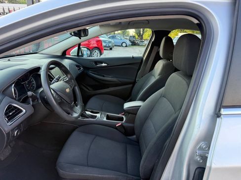 Used 2017 Chevrolet Cruze LT w/ Convenience Package FWD image 5