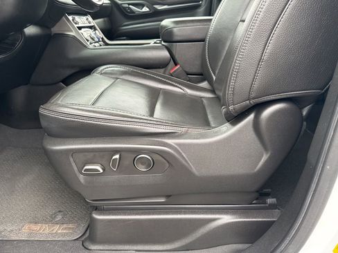 Used 2022 GMC Yukon XL Denali image 16