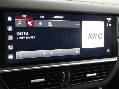 Certified 2022 Porsche Cayenne Platinum Edition image 15