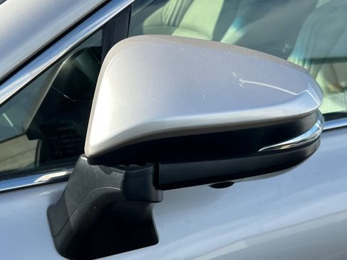 Used 2022 Toyota Venza Limited image 9