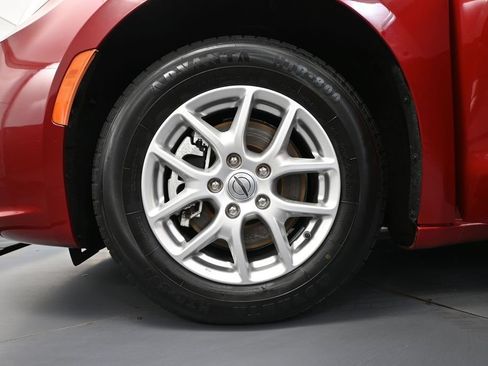 Used 2024 Chrysler Pacifica Touring-L FWD image 16