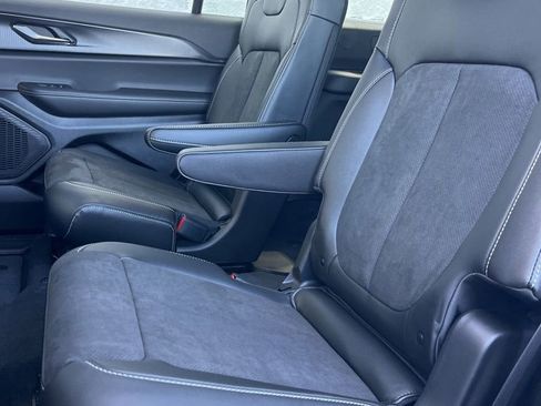 New 2025 Jeep Grand Cherokee L Laredo image 23