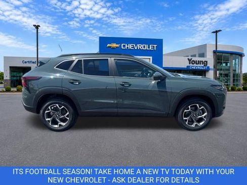 New 2026 Chevrolet Trax LT w/ LT Convenience Package FWD image 8