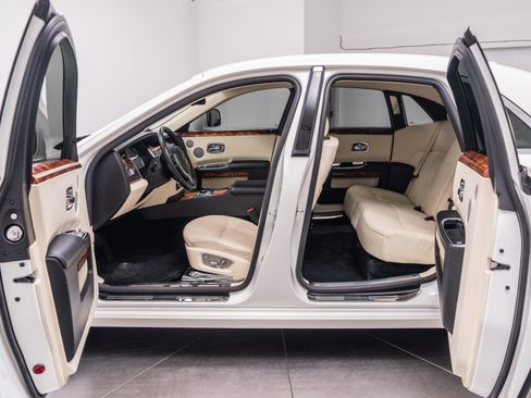 Used 2010 Rolls-Royce Ghost RWD image 31