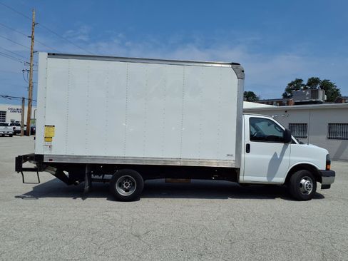 Used 2019 GMC Savana 3500 w/ Power Convenience Package RWD image 26