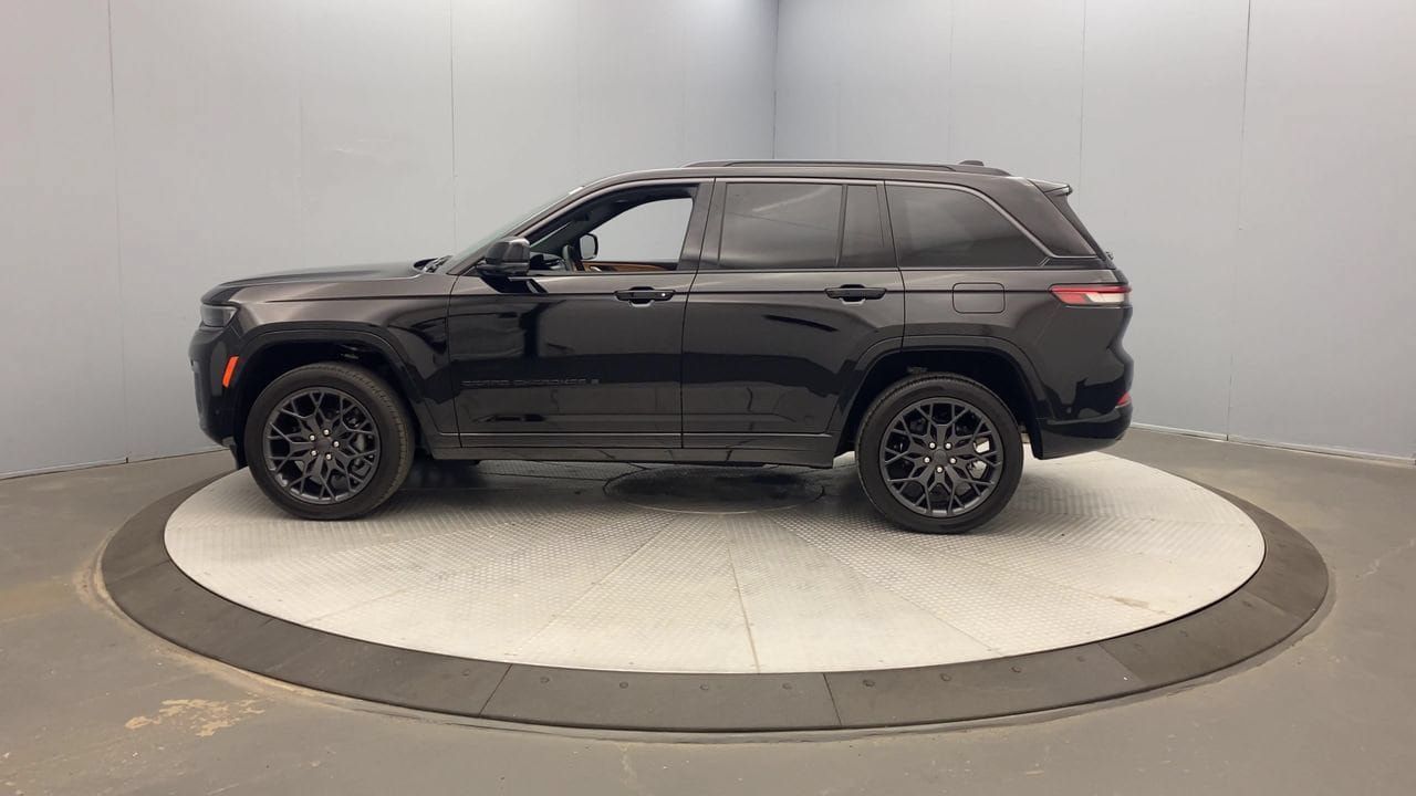 Used 2026 Jeep Grand Cherokee Summit w/ Obsidian Package AWD/4WD image 2