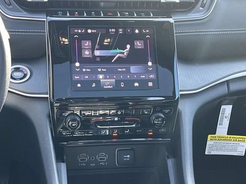 New 2025 Jeep Grand Cherokee Laredo X w/ Luxury Tech Group I image 15