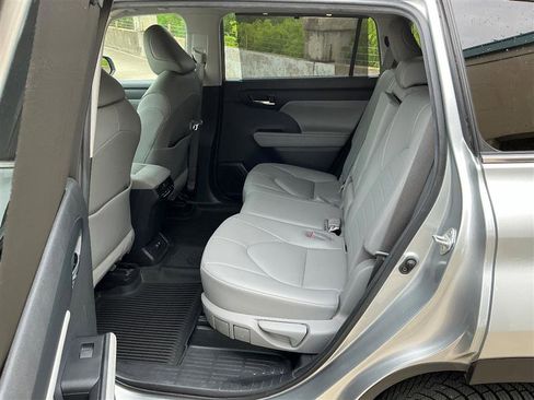 Used 2020 Toyota Highlander XLE AWD/4WD image 31