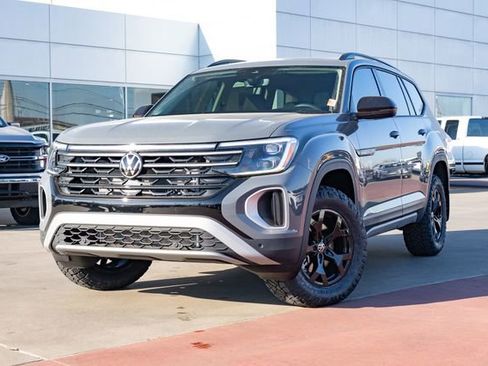 New 2026 Volkswagen Atlas Peak Edition image 2
