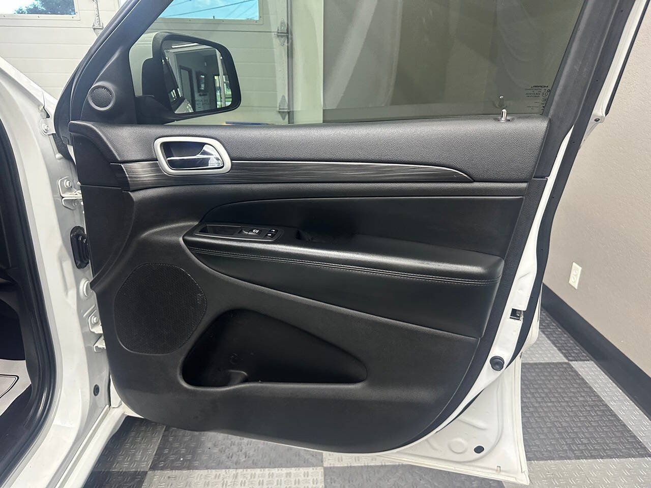 Used 2019 Jeep Grand Cherokee Altitude AWD/4WD image 29