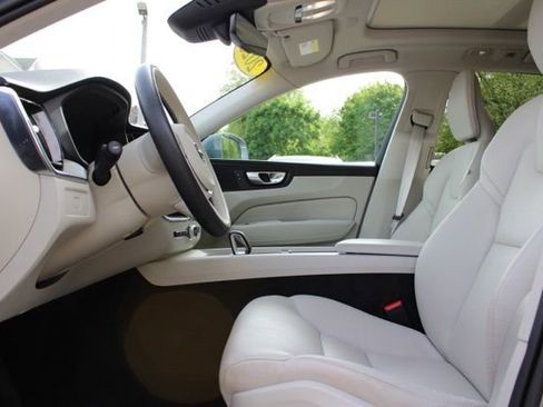 Certified 2023 Volvo XC60 B5 Plus AWD/4WD image 28